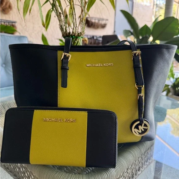 Michael Kors Jet Set Travel Center Saffiano Leather Tote & Wallet NWOT - Picture 1 of 16